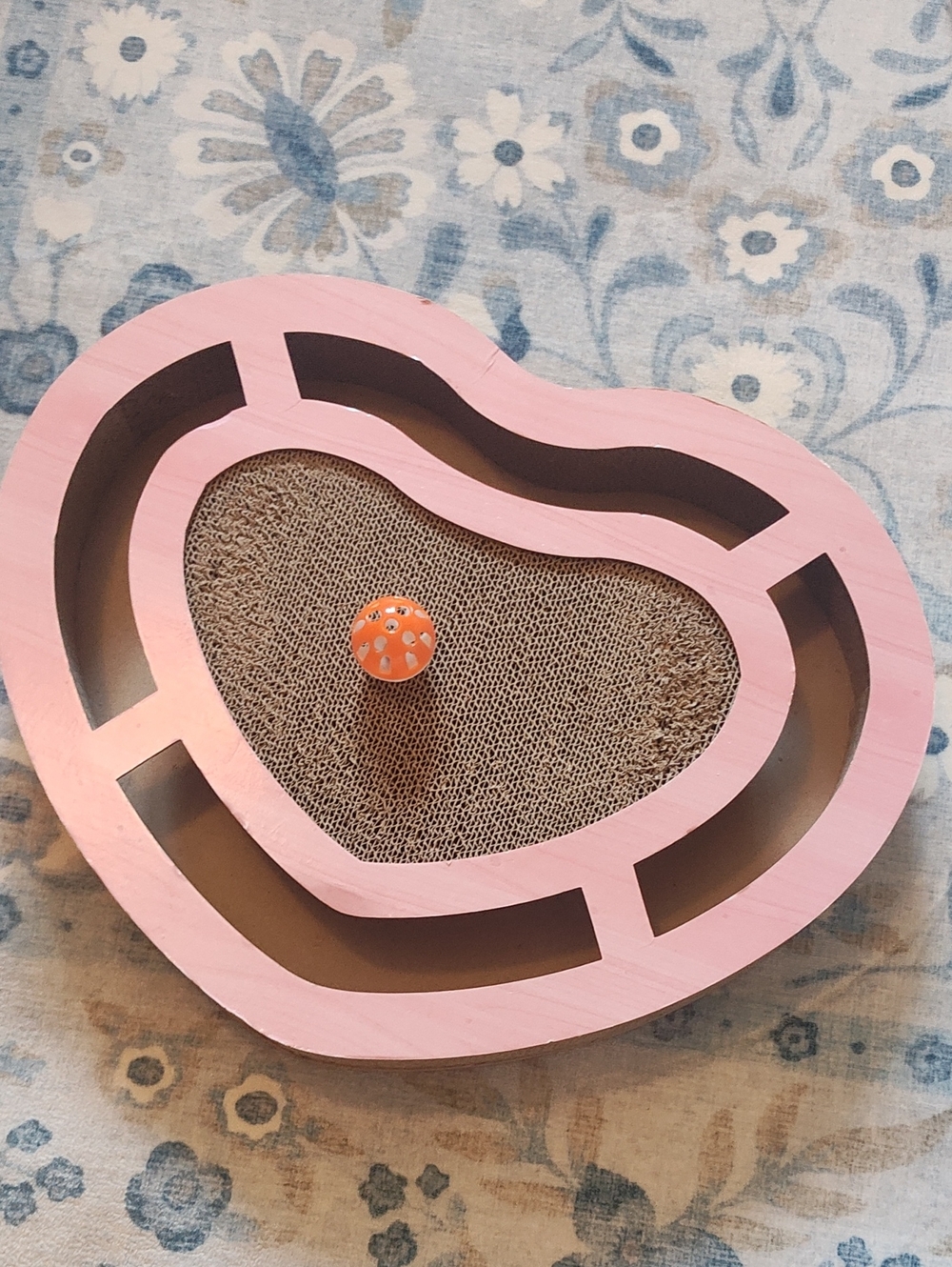 CAT SCRATCHER HEART-SHAPE WITH BALL